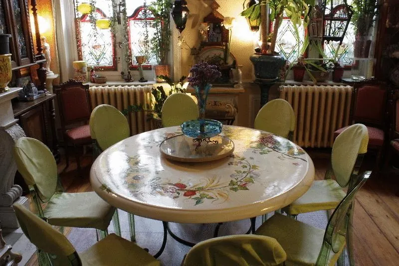 **  Hotel Les Bluets Bruksela Belgia
